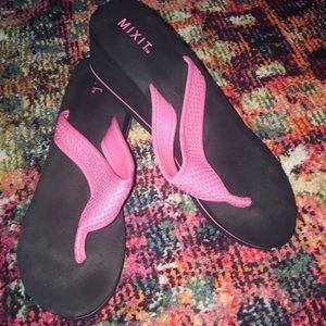 ⬇️ NEW PRICE NWOT hot pink flip flops
